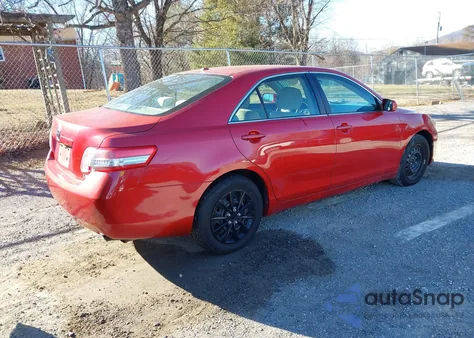 2010 Toyota Camry Le z USA, uszkodzony, nr VIN 4T4BF3EK3AR050681